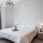 Hayam Apartamentos, Cristianos