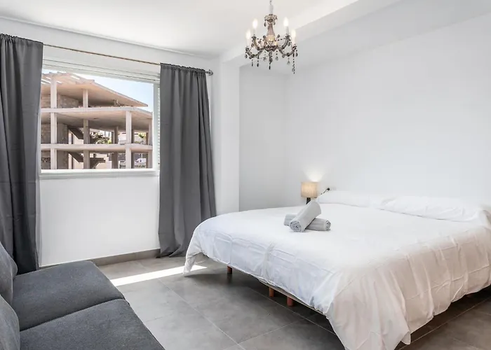 Hayam Apartamentos, Cristianos
