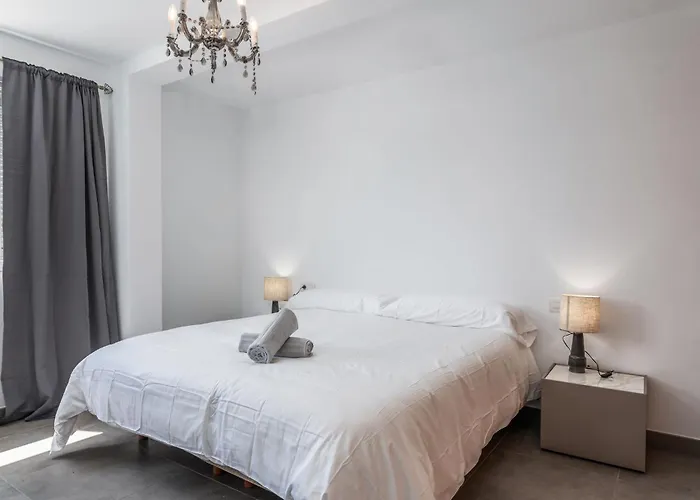 Hayam Apartamentos, Cristianos